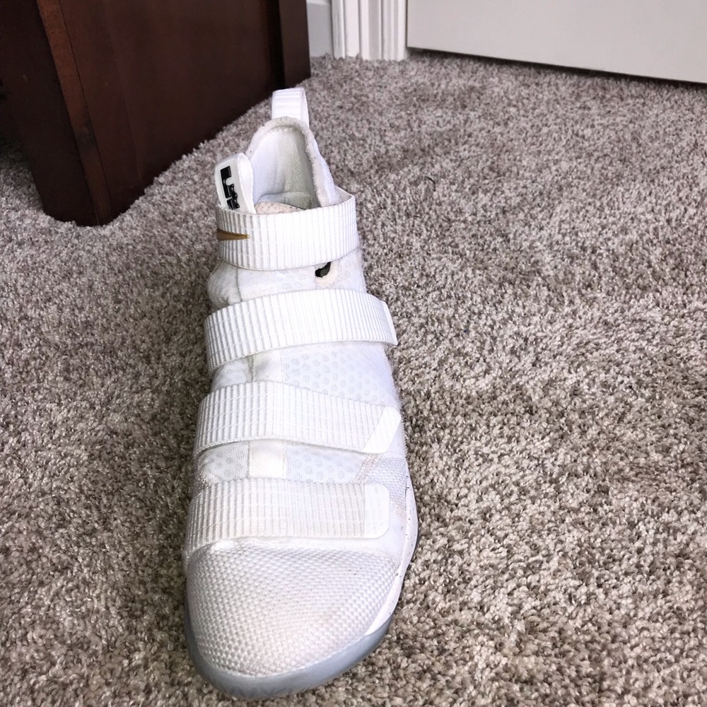 Nike lebron soldier 11
